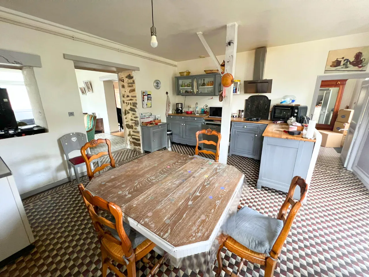 Maison en pierre de 135 m² à Pré-en-Pail avec dépendances et jardin 