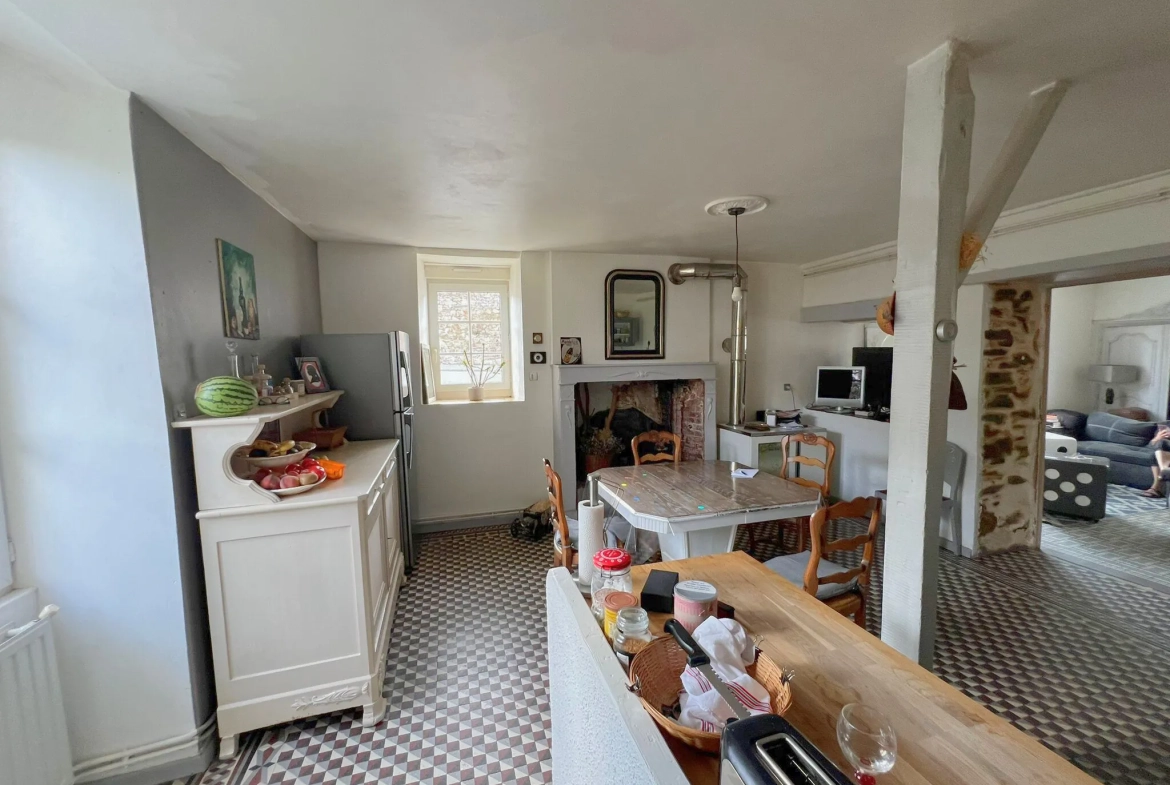 Maison en pierre de 135 m² à Pré-en-Pail avec dépendances et jardin 