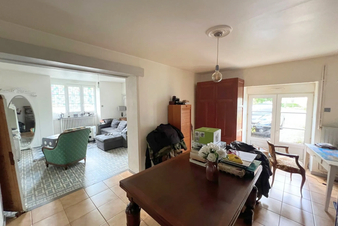 Maison en pierre de 135 m² à Pré-en-Pail avec dépendances et jardin 