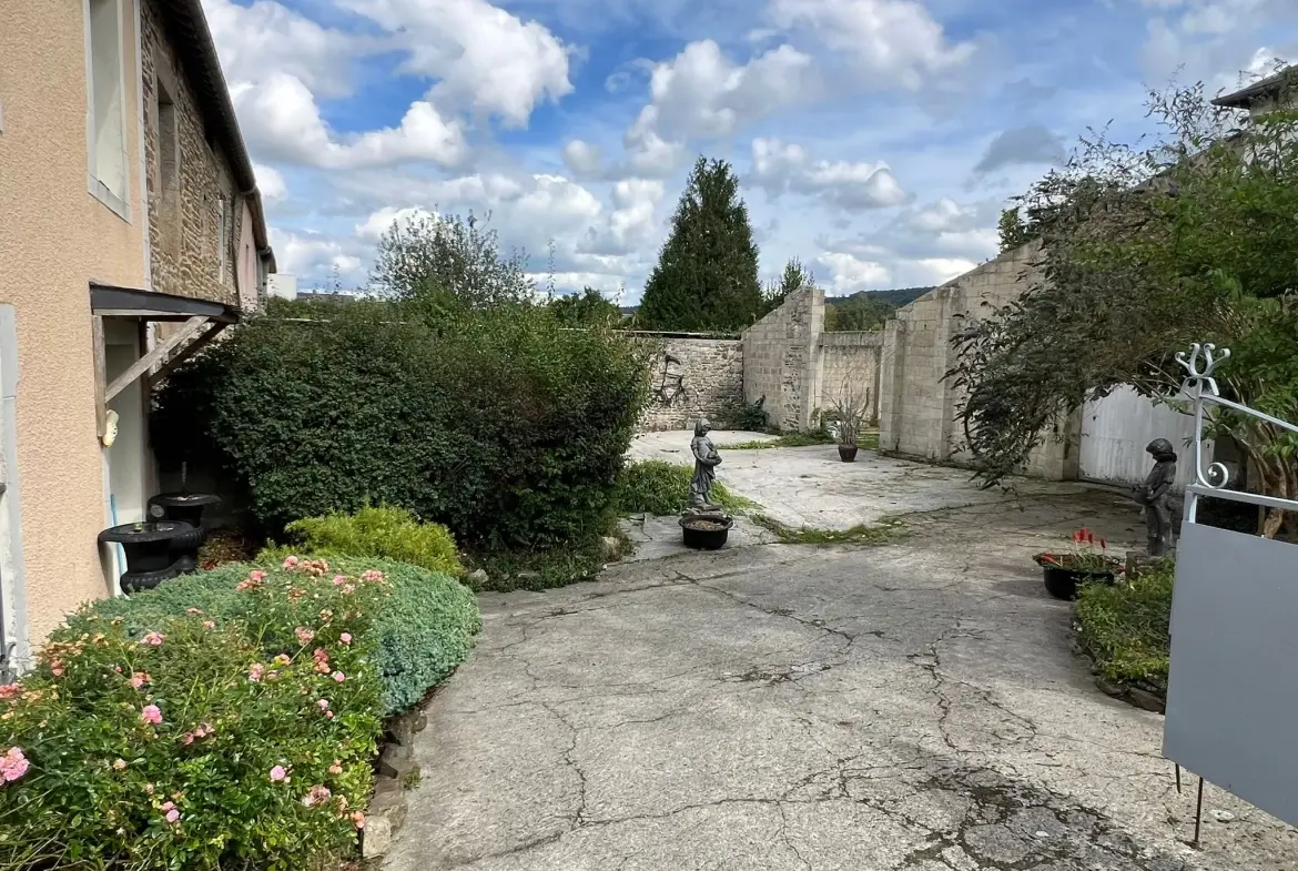 Maison en pierre de 135 m² à Pré-en-Pail avec dépendances et jardin 