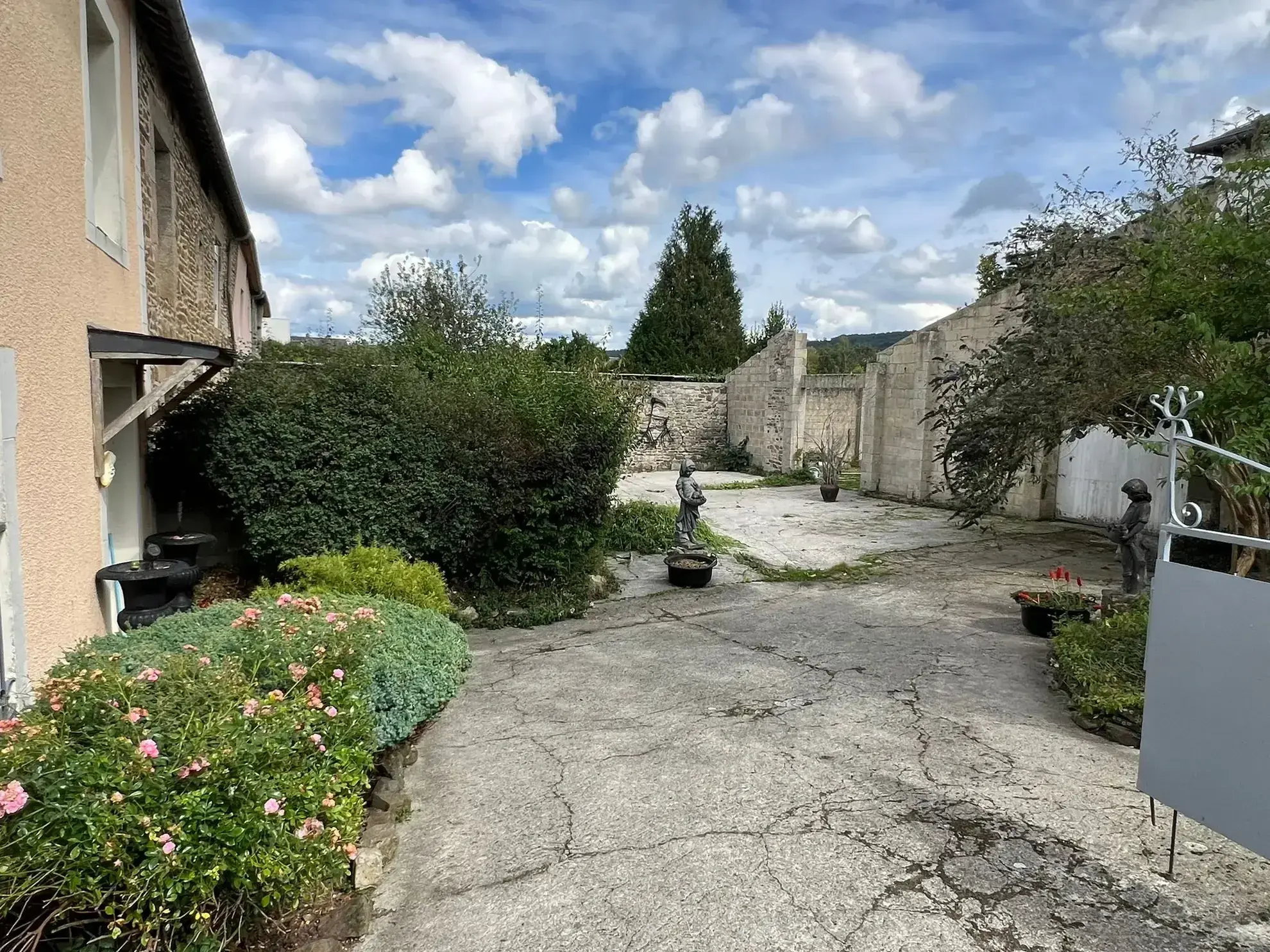 Maison en pierre de 135 m² à Pré-en-Pail avec dépendances et jardin 