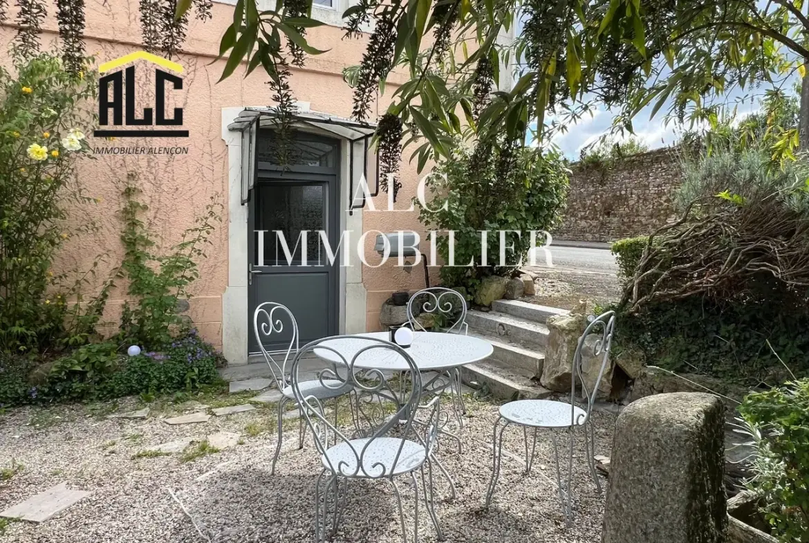Maison en pierre de 135 m² à Pré-en-Pail avec dépendances et jardin 