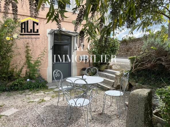 Maison en pierre de 135 m² à Pré-en-Pail avec dépendances et jardin