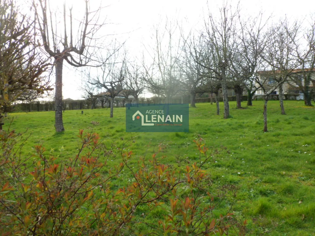 Terrain à bâtir de 1400 m² à Montournais, secteur Pouzaules 
