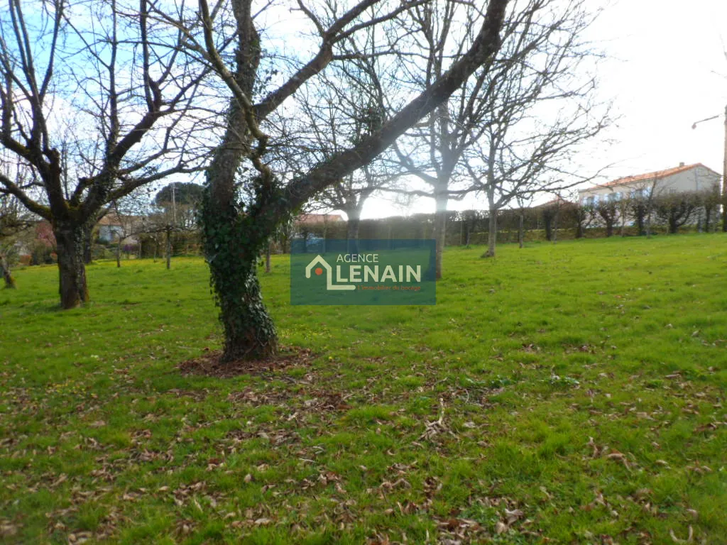 Terrain à bâtir de 1400 m² à Montournais, secteur Pouzaules 