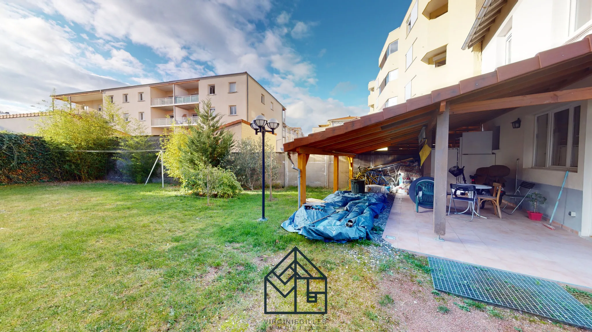 Maison 5 chambres rénovée au Coteau proche Roanne avec jardin et garage 