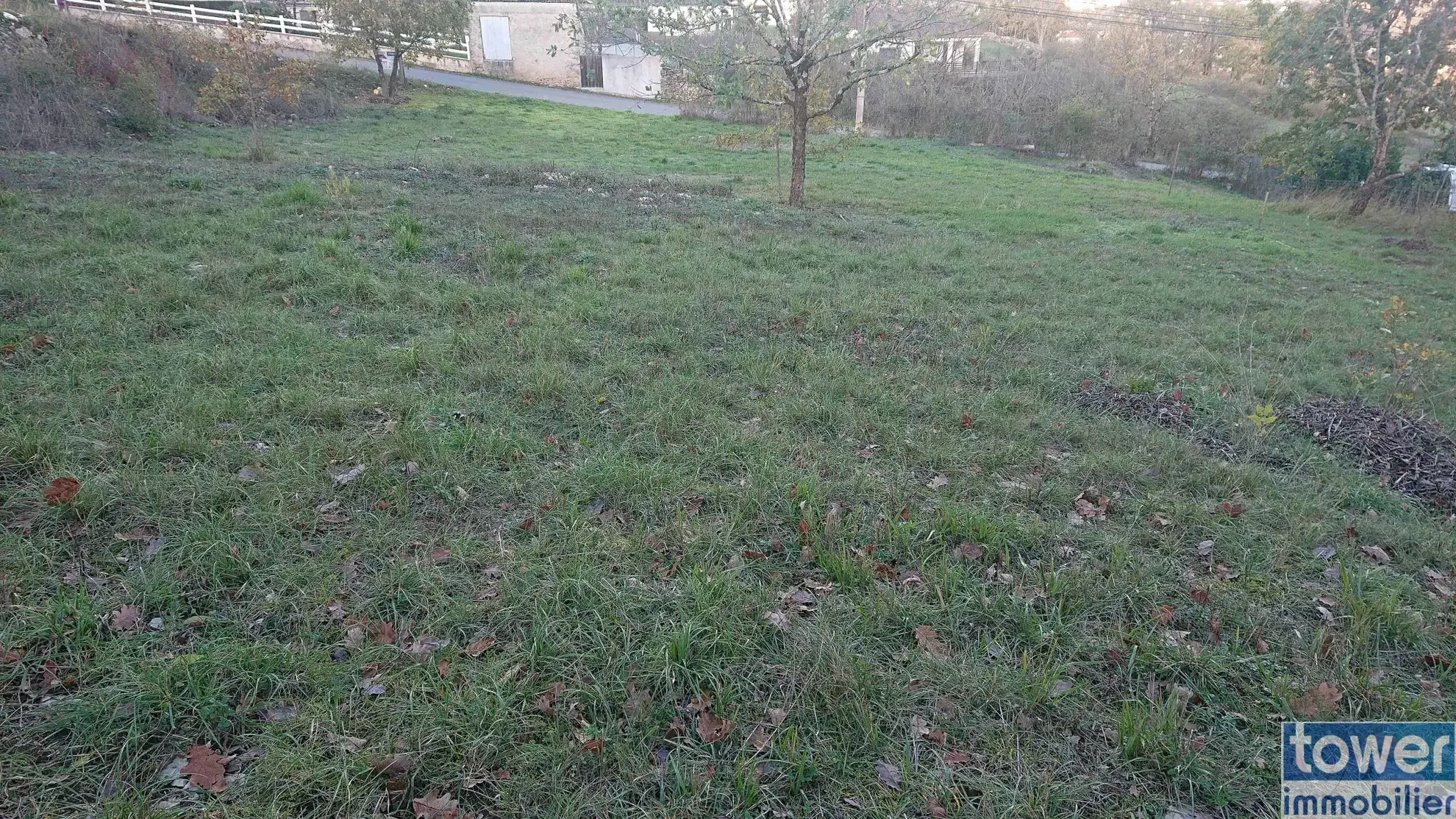Terrain à bâtir de 1416 m² à Villefranche de Rouergue avec vue dégagée 