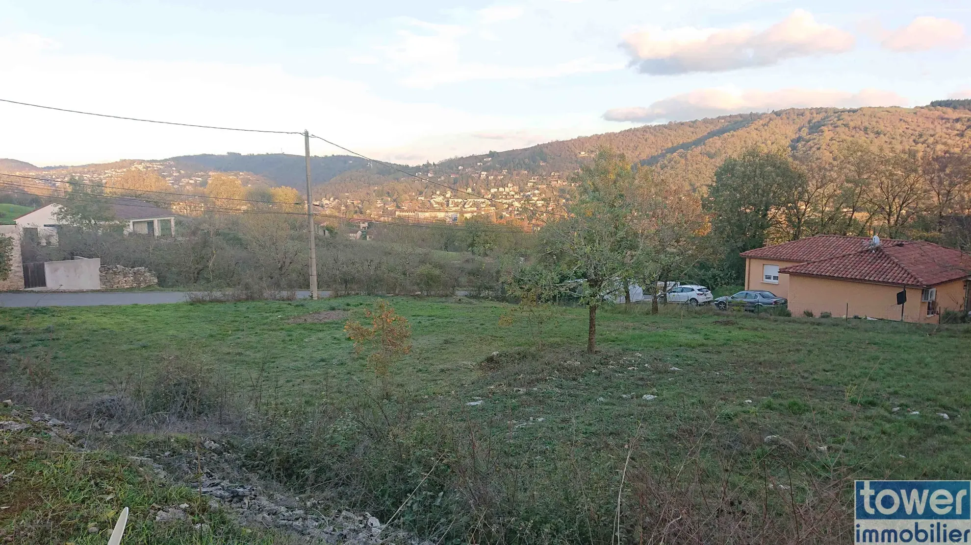 Terrain à bâtir de 1416 m² à Villefranche de Rouergue avec vue dégagée 