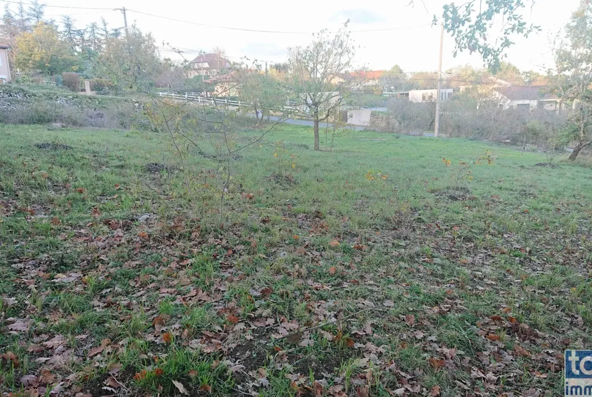 Terrain à bâtir de 1416 m² à Villefranche de Rouergue avec vue dégagée 