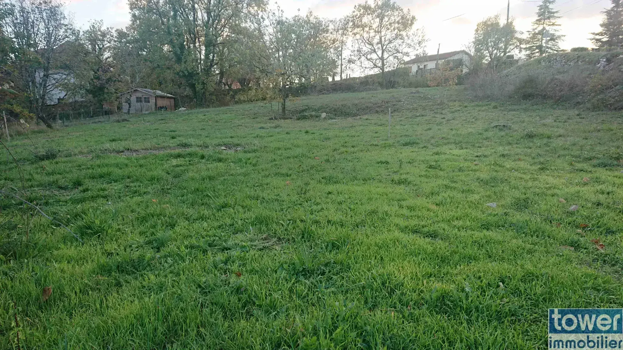 Terrain à bâtir de 1416 m² à Villefranche de Rouergue avec vue dégagée 