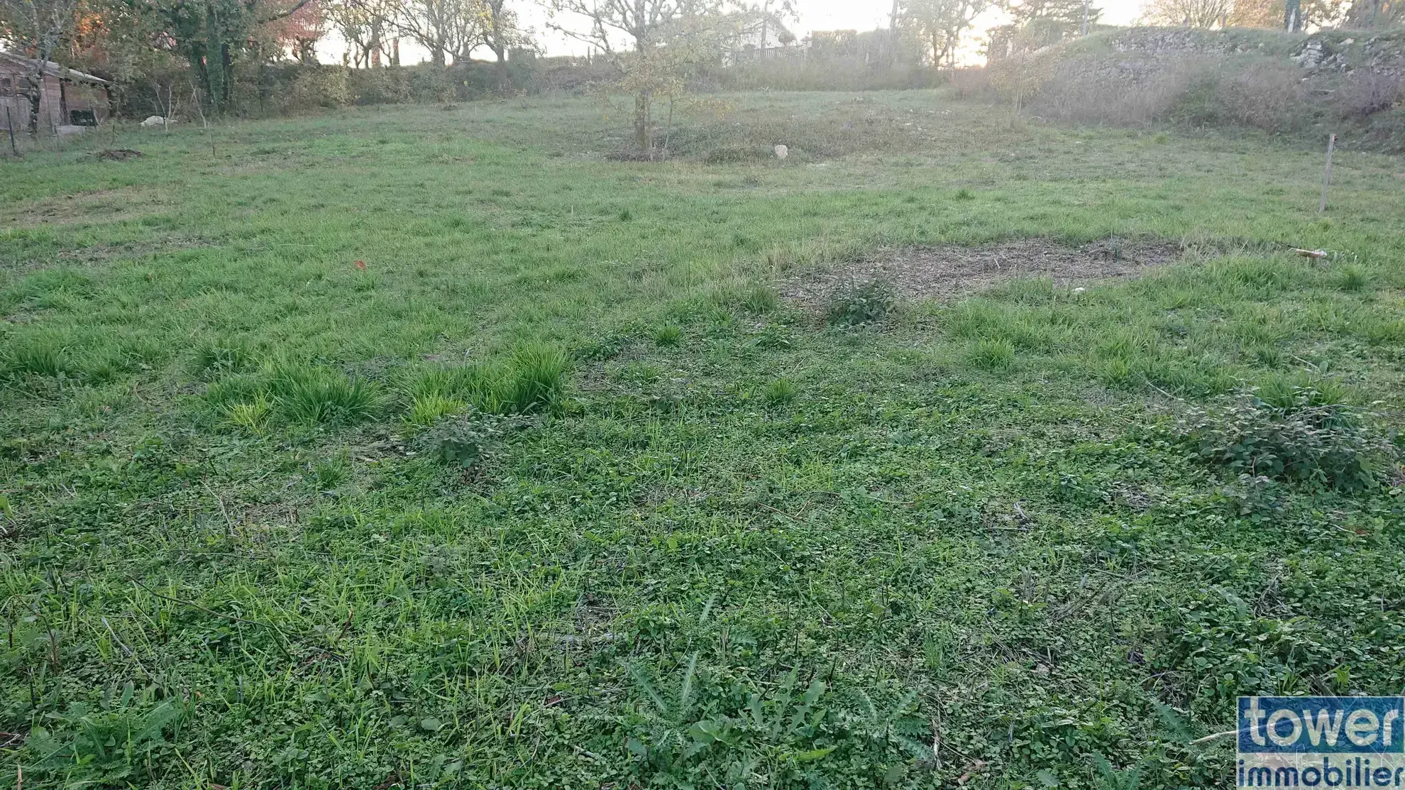 Terrain à bâtir de 1416 m² à Villefranche de Rouergue avec vue dégagée 