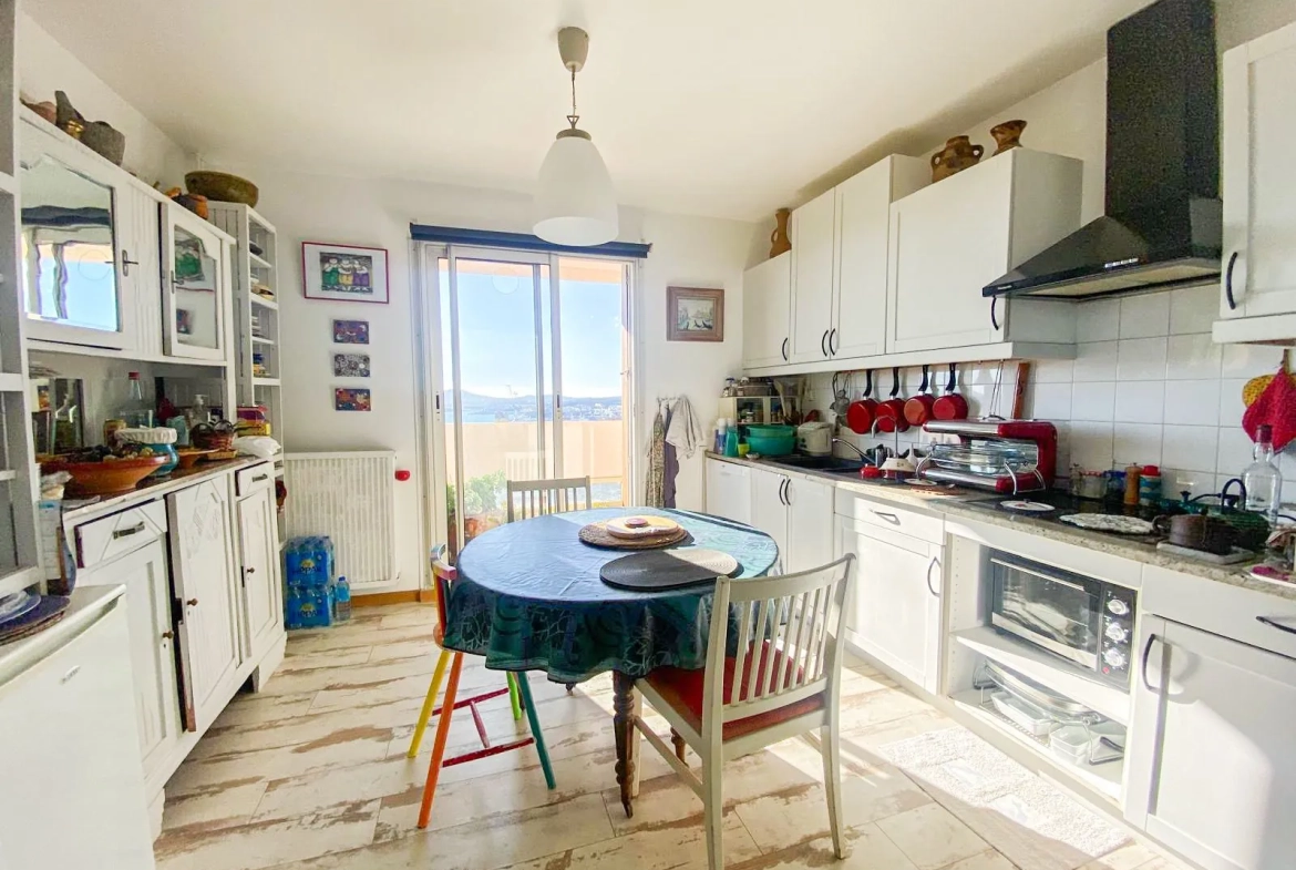 Appartement T4 avec vue mer à Toulon, viager occupé, garage et terrasse 