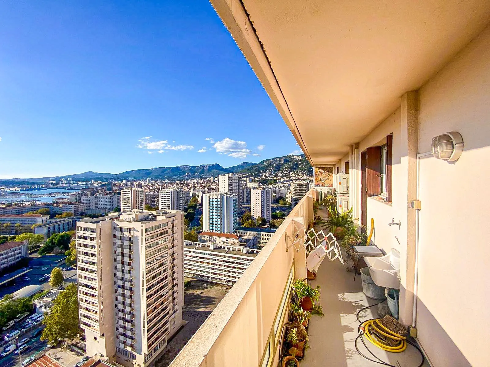 Appartement T4 avec vue mer à Toulon, viager occupé, garage et terrasse 