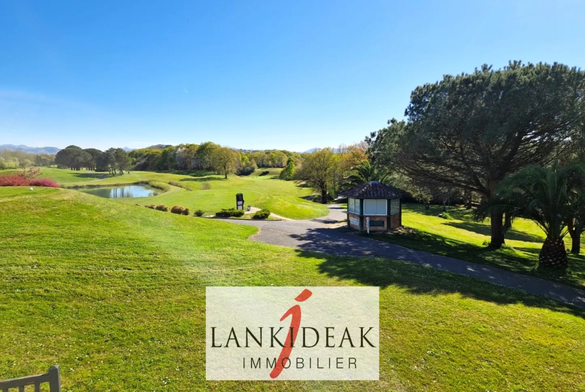 Vente d'un appartement T2 bis avec terrasse et vue golf à Bassussarry 
