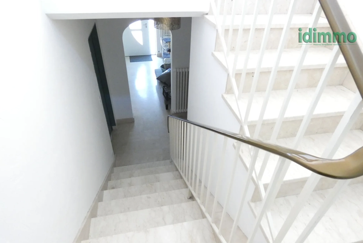 Vente d'une maison familiale à Arpajon-sur-Cère avec terrasse et garage 