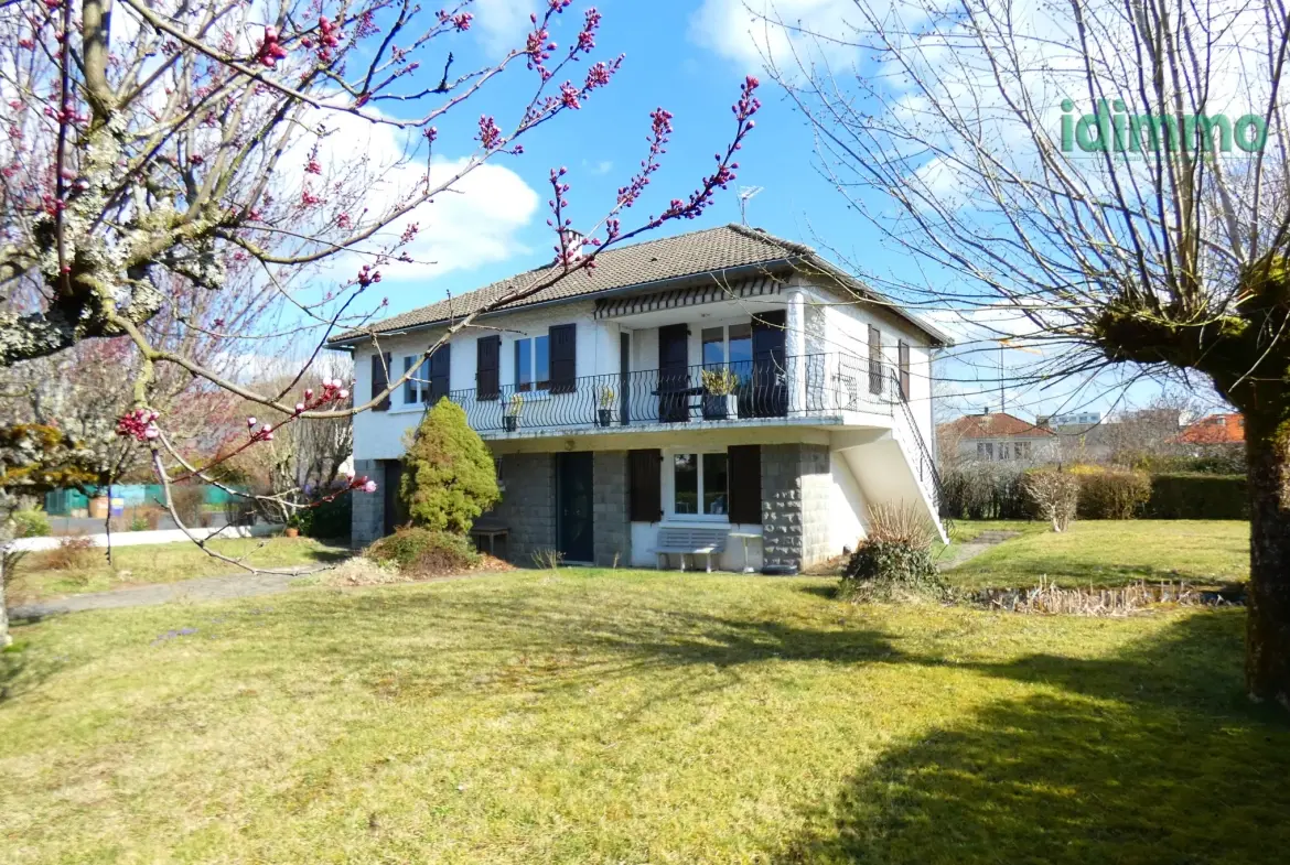 Vente d'une maison familiale à Arpajon-sur-Cère avec terrasse et garage 