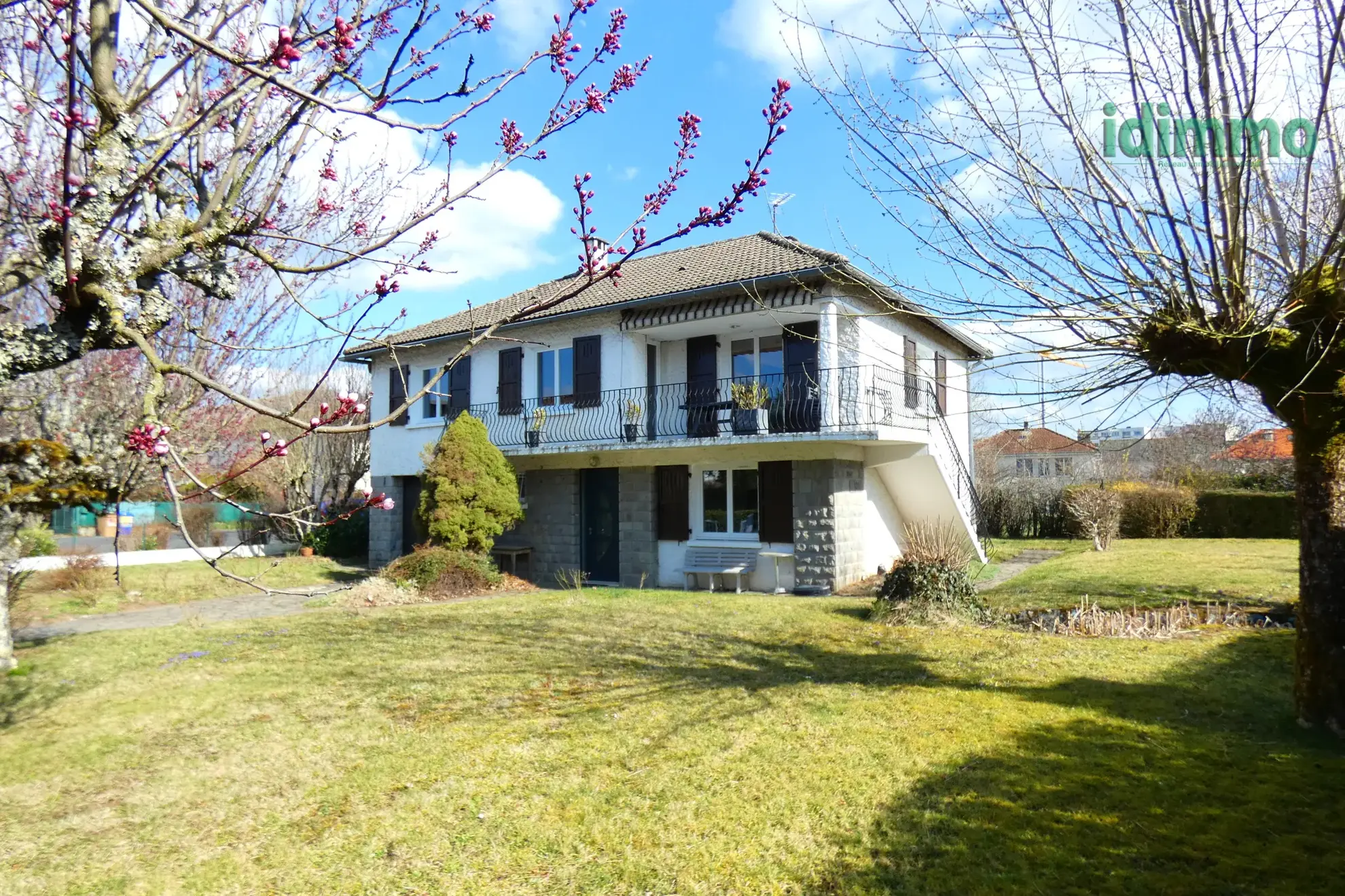 Vente d'une maison familiale à Arpajon-sur-Cère avec terrasse et garage 