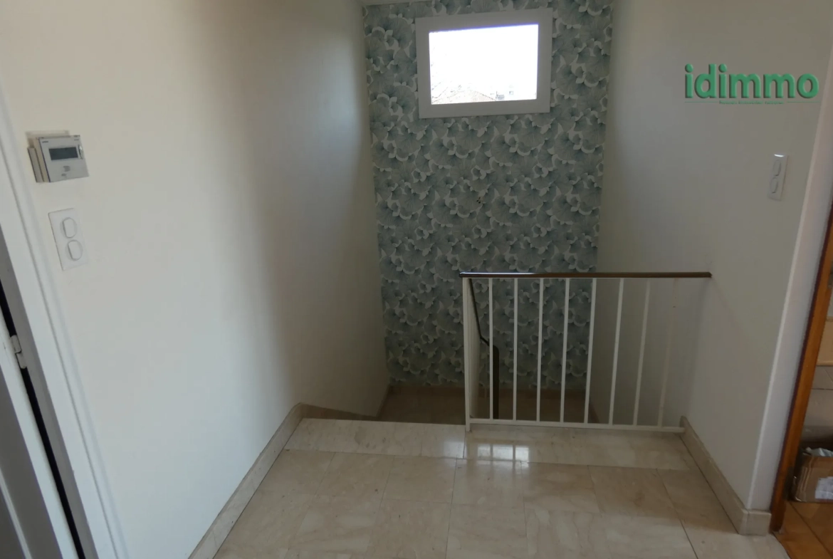 Vente d'une maison familiale à Arpajon-sur-Cère avec terrasse et garage 