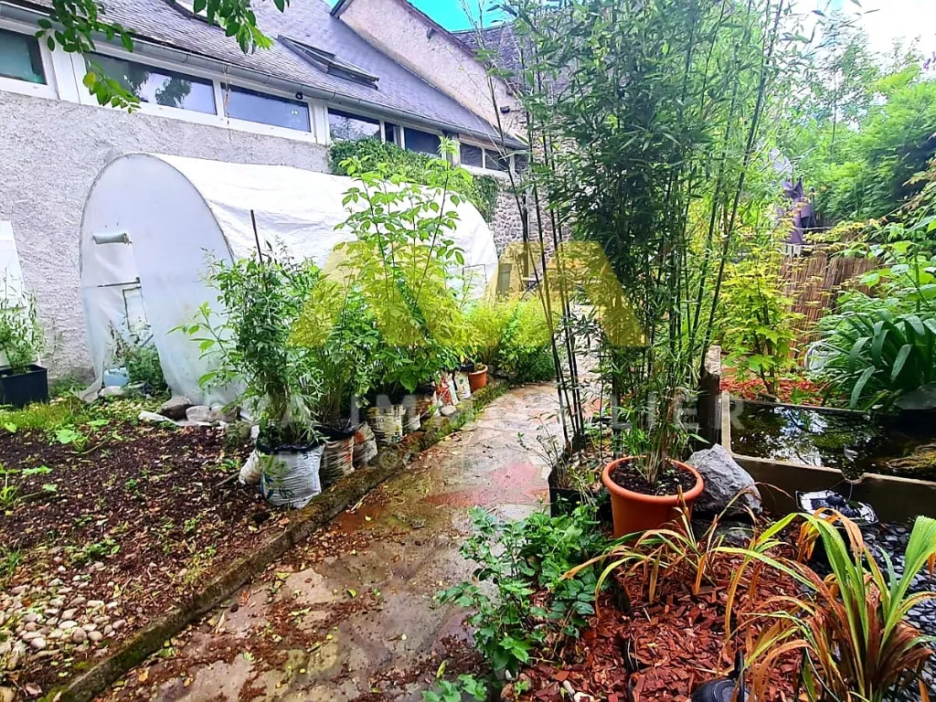 Maison de village avec espace commercial et intérieur spacieux à Aramits 