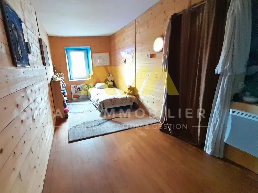 Maison de village avec espace commercial et intérieur spacieux à Aramits 