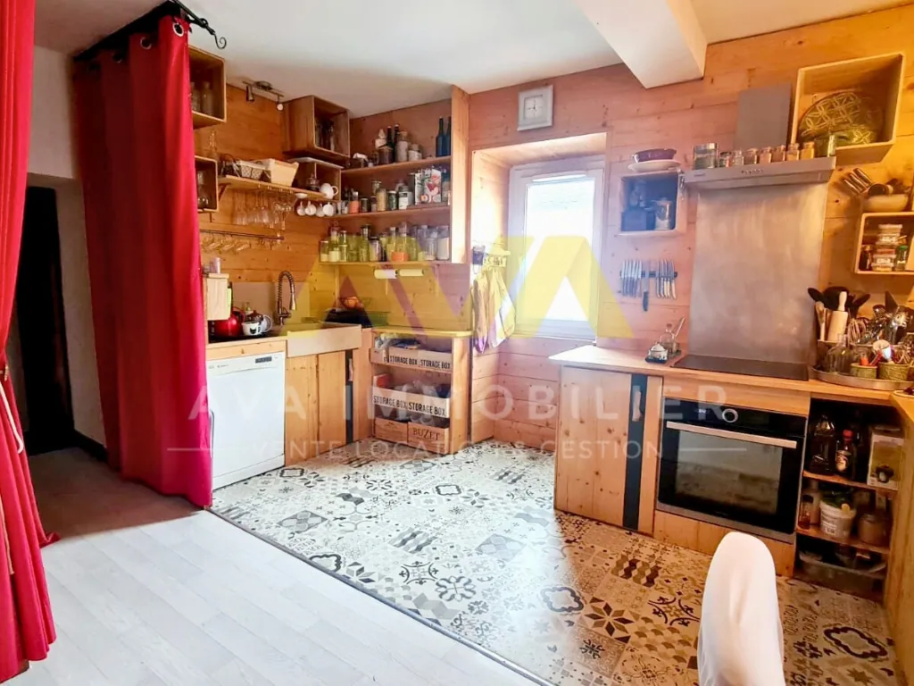 Maison de village avec espace commercial et intérieur spacieux à Aramits 