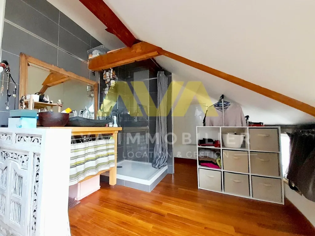 Maison de village avec espace commercial et intérieur spacieux à Aramits 