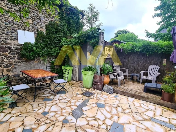 Maison de village avec espace commercial et intérieur spacieux à Aramits