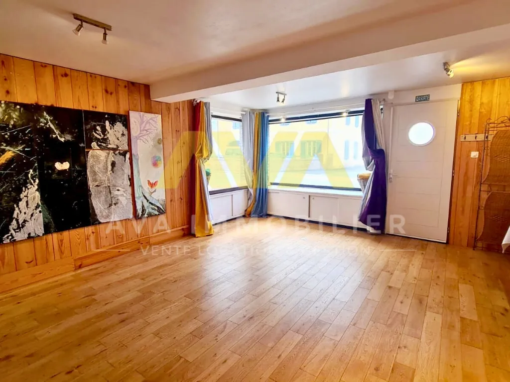 Maison de village avec espace commercial et intérieur spacieux à Aramits 