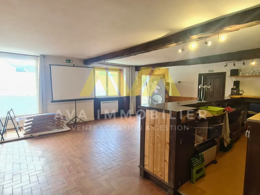 Maison de village avec espace commercial et intérieur spacieux à Aramits 