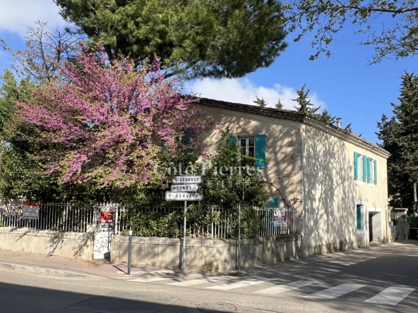 Charmante maison de village à Redessan avec grand potentiel de rénovation