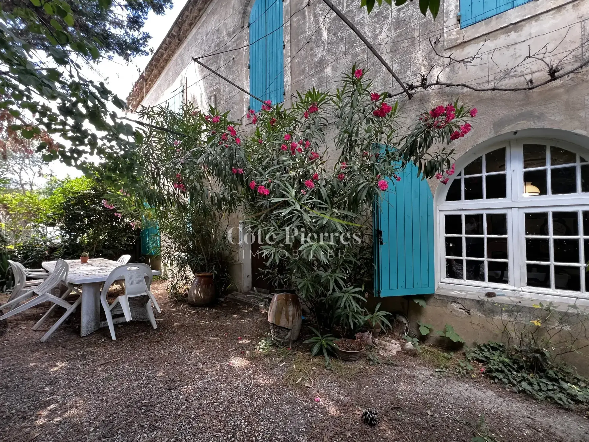 Charmante maison de village à Redessan avec grand potentiel de rénovation 