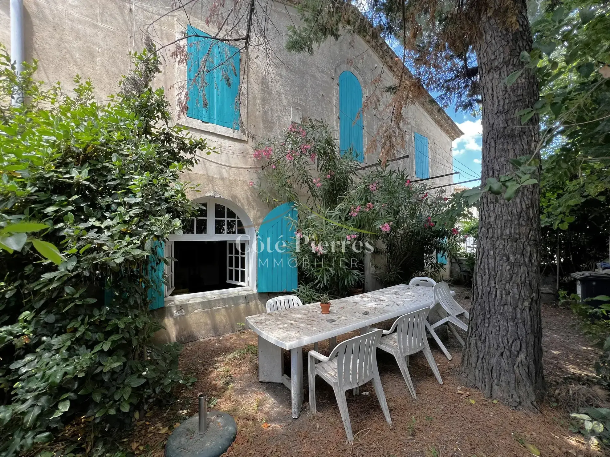 Charmante maison de village à Redessan avec grand potentiel de rénovation 