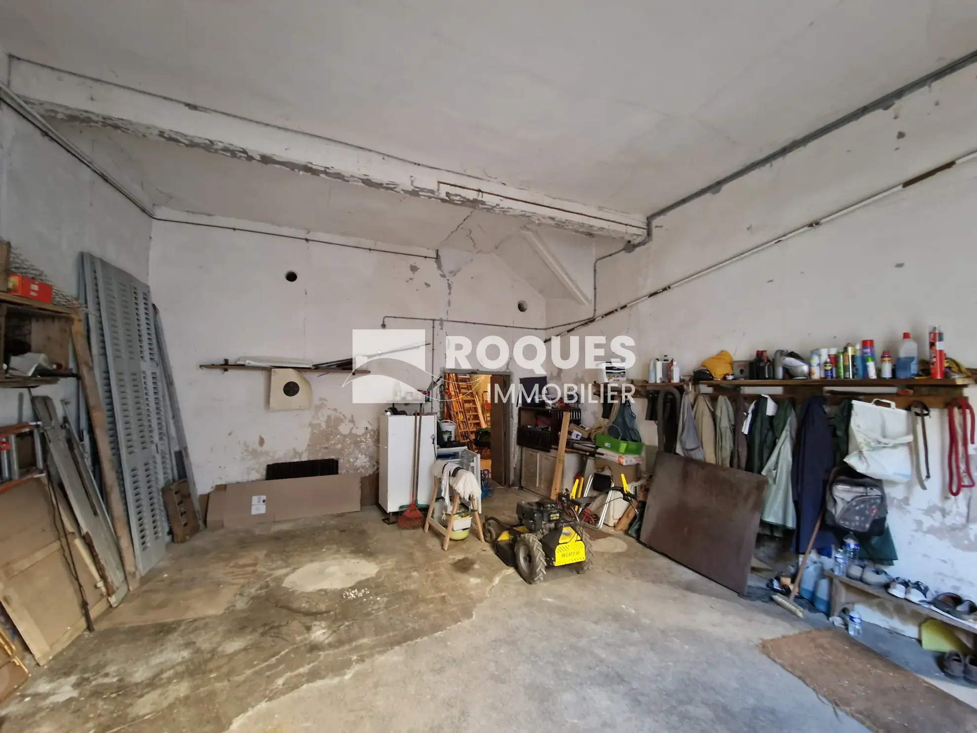 Maison de village à Cornus (Aveyron) 248 m2 avec garages et terrasse à rénover 