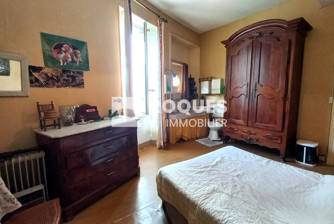 Maison de village à Cornus (Aveyron) 248 m2 avec garages et terrasse à rénover 