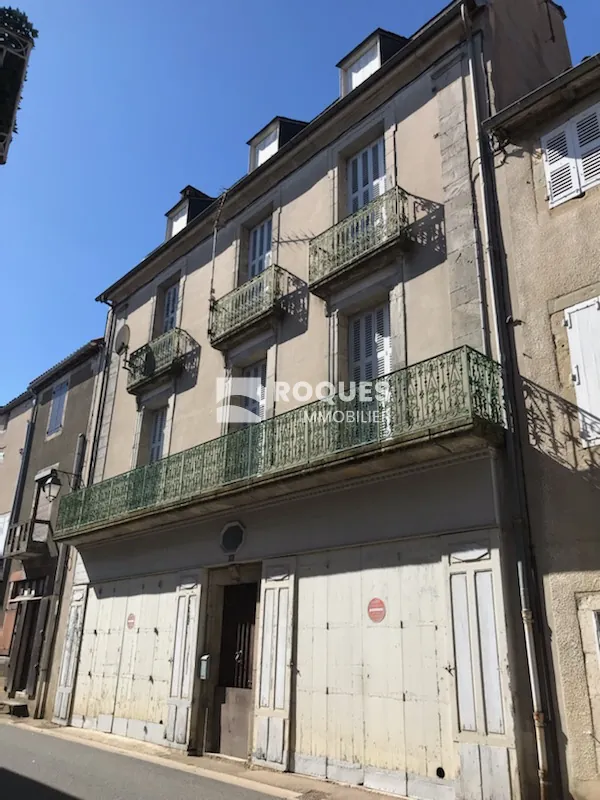 Maison de village à Cornus (Aveyron) 248 m2 avec garages et terrasse à rénover 
