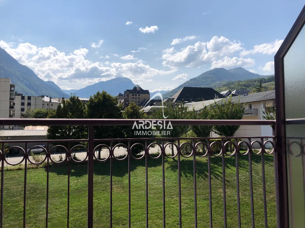Appartement T4 de 89 m² au centre de Saint Jean de Maurienne avec balcon et parking 