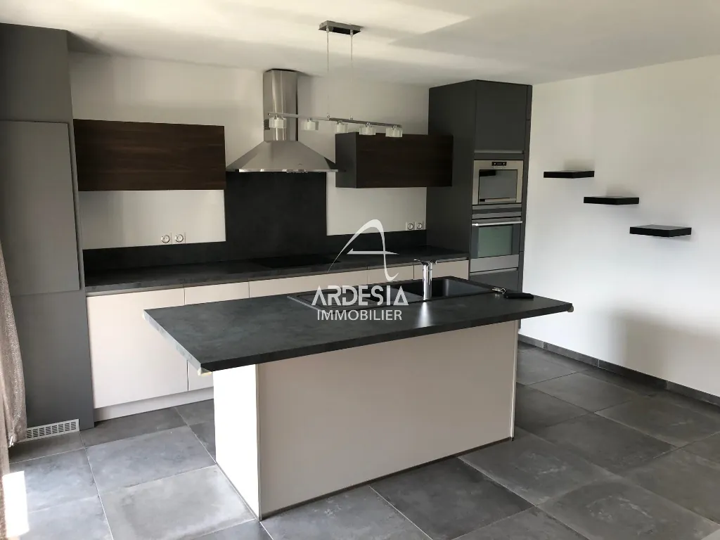 Appartement T4 de 89 m² au centre de Saint Jean de Maurienne avec balcon et parking 