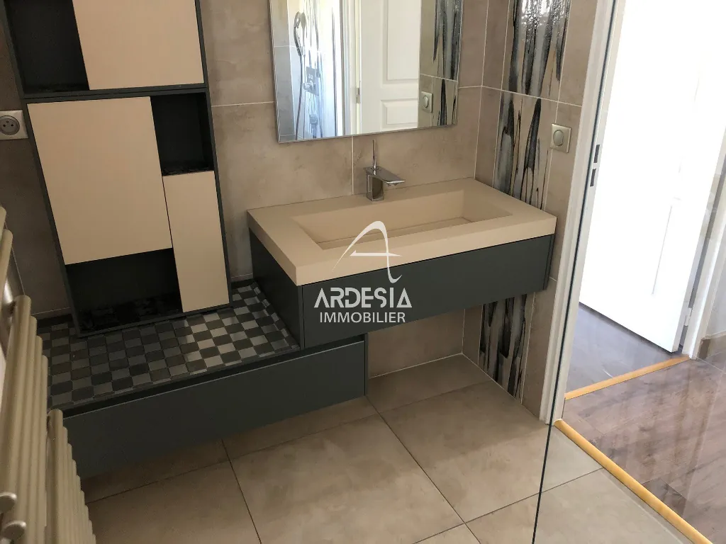 Appartement T4 de 89 m² au centre de Saint Jean de Maurienne avec balcon et parking 