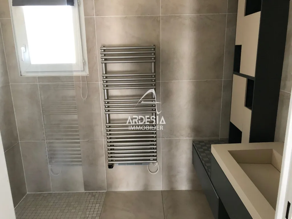 Appartement T4 de 89 m² au centre de Saint Jean de Maurienne avec balcon et parking 