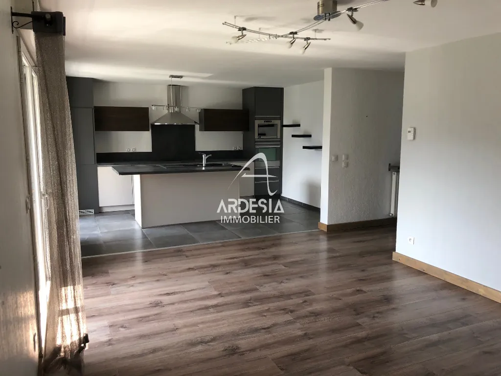 Appartement T4 de 89 m² au centre de Saint Jean de Maurienne avec balcon et parking 
