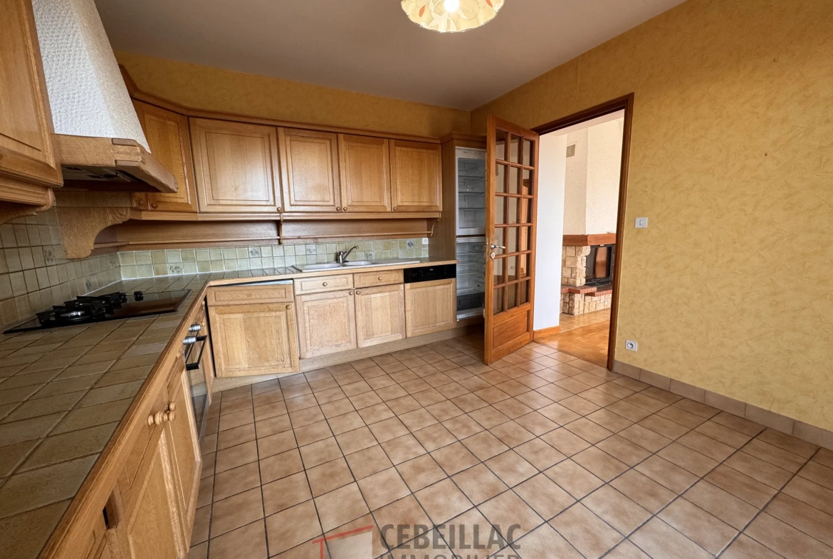 Appartement lumineux de 71 m² avec balcon à Cebeillac, Saint-Flour 