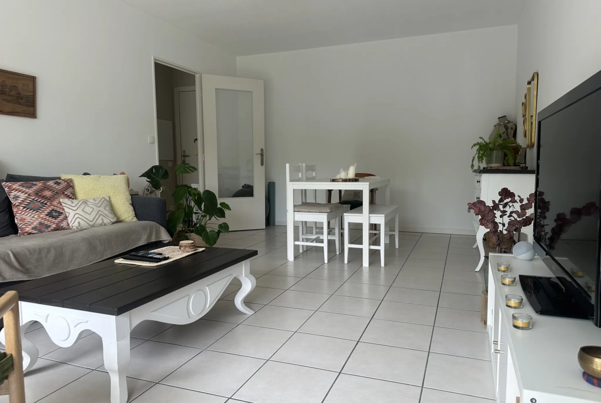 Charmant T2 à Anglet avec Terrasse, Parking et Cave dans Résidence de Standing 