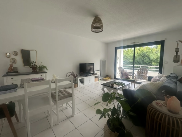 Charmant T2 à Anglet avec Terrasse, Parking et Cave dans Résidence de Standing