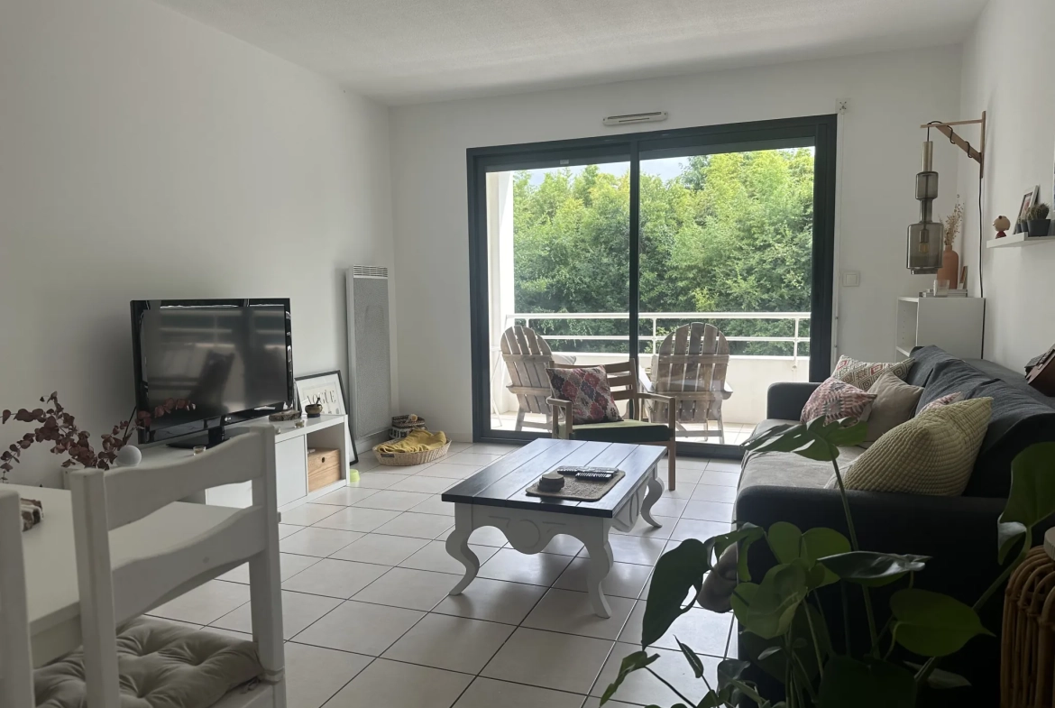 Charmant T2 à Anglet avec Terrasse, Parking et Cave dans Résidence de Standing 