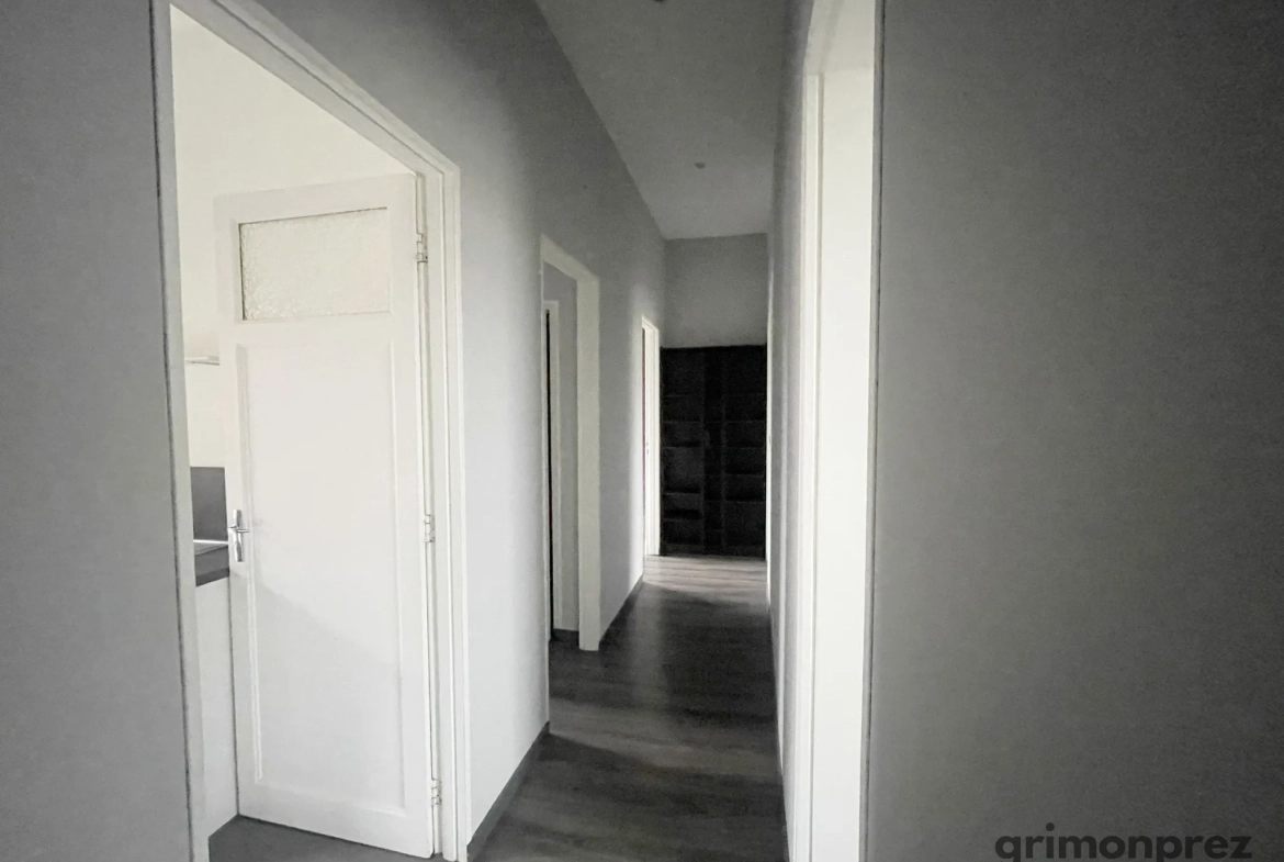 Appartement T3 spacieux avec balcon et parking à Roubaix, dans immeuble art déco 