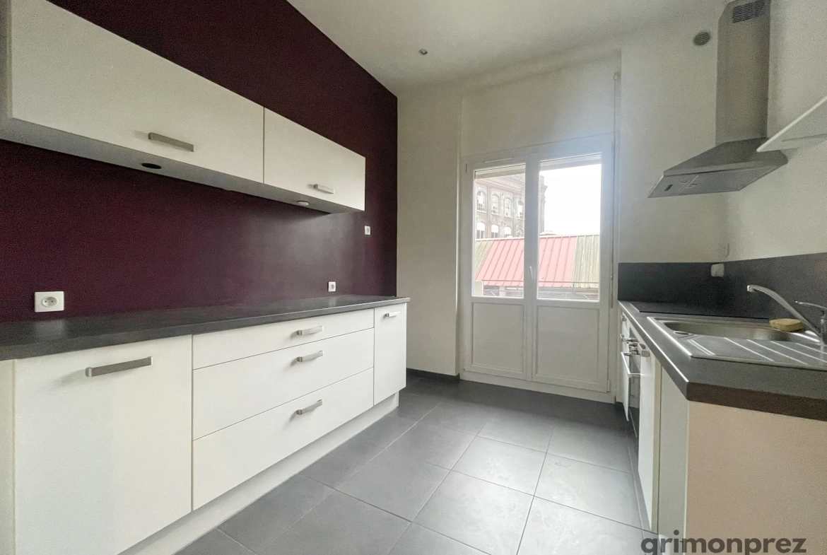 Appartement T3 spacieux avec balcon et parking à Roubaix, dans immeuble art déco 