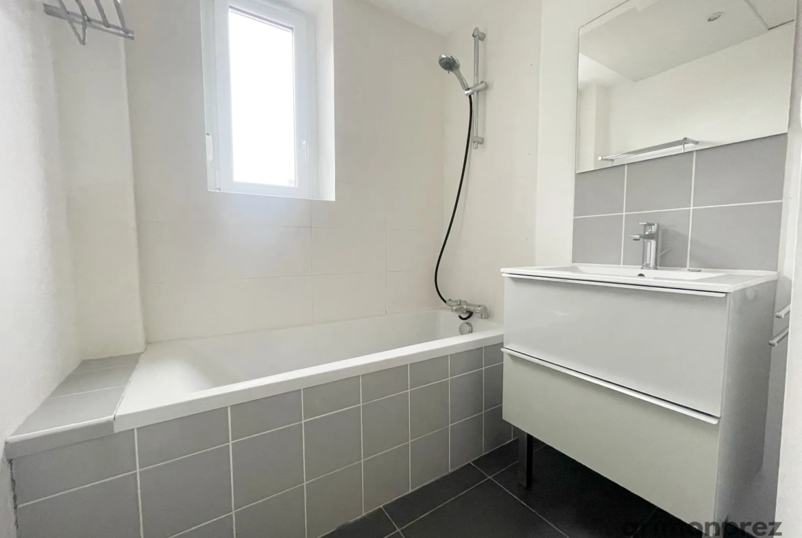 Appartement T3 spacieux avec balcon et parking à Roubaix, dans immeuble art déco 