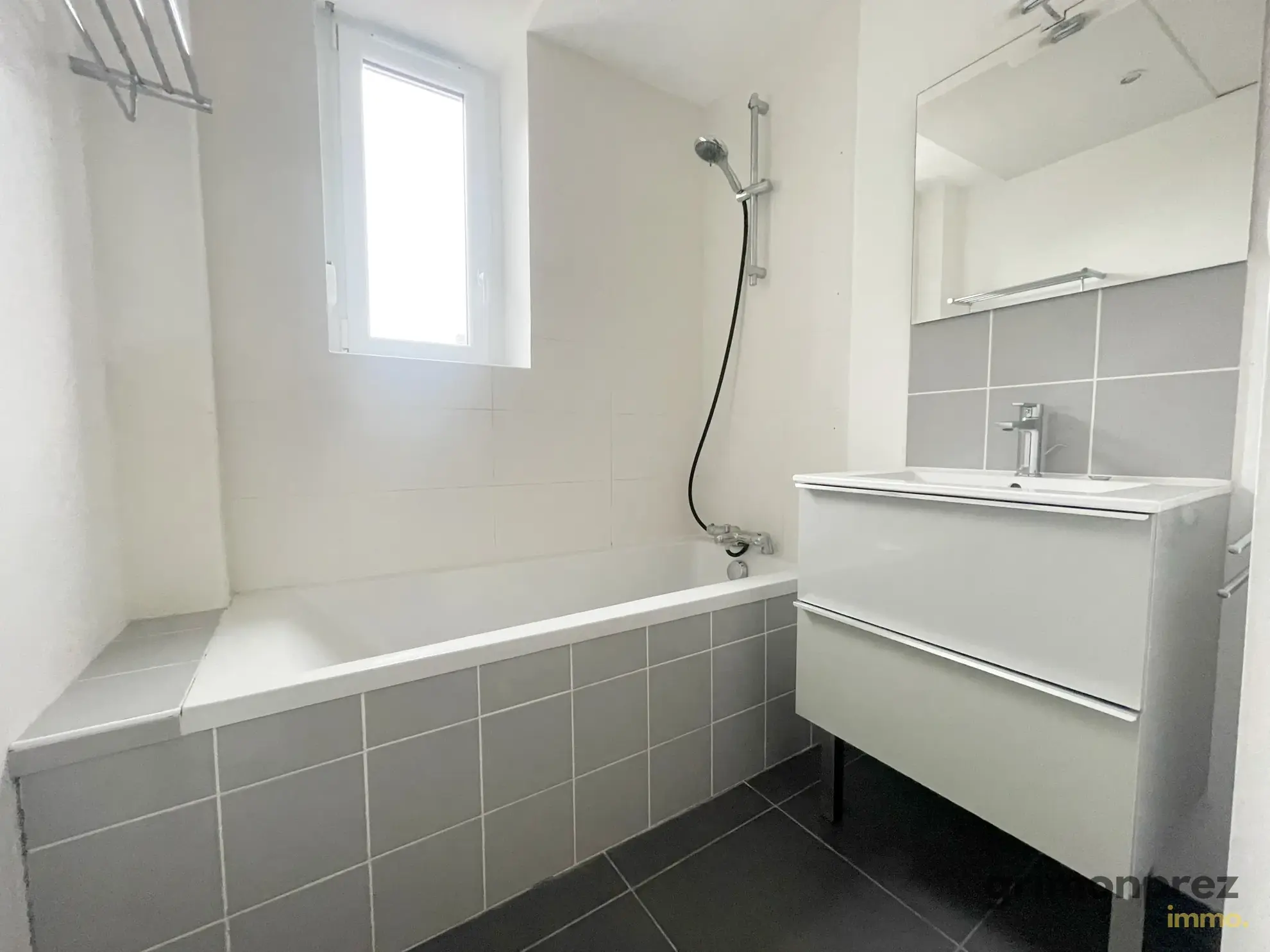 Appartement T3 spacieux avec balcon et parking à Roubaix, dans immeuble art déco 