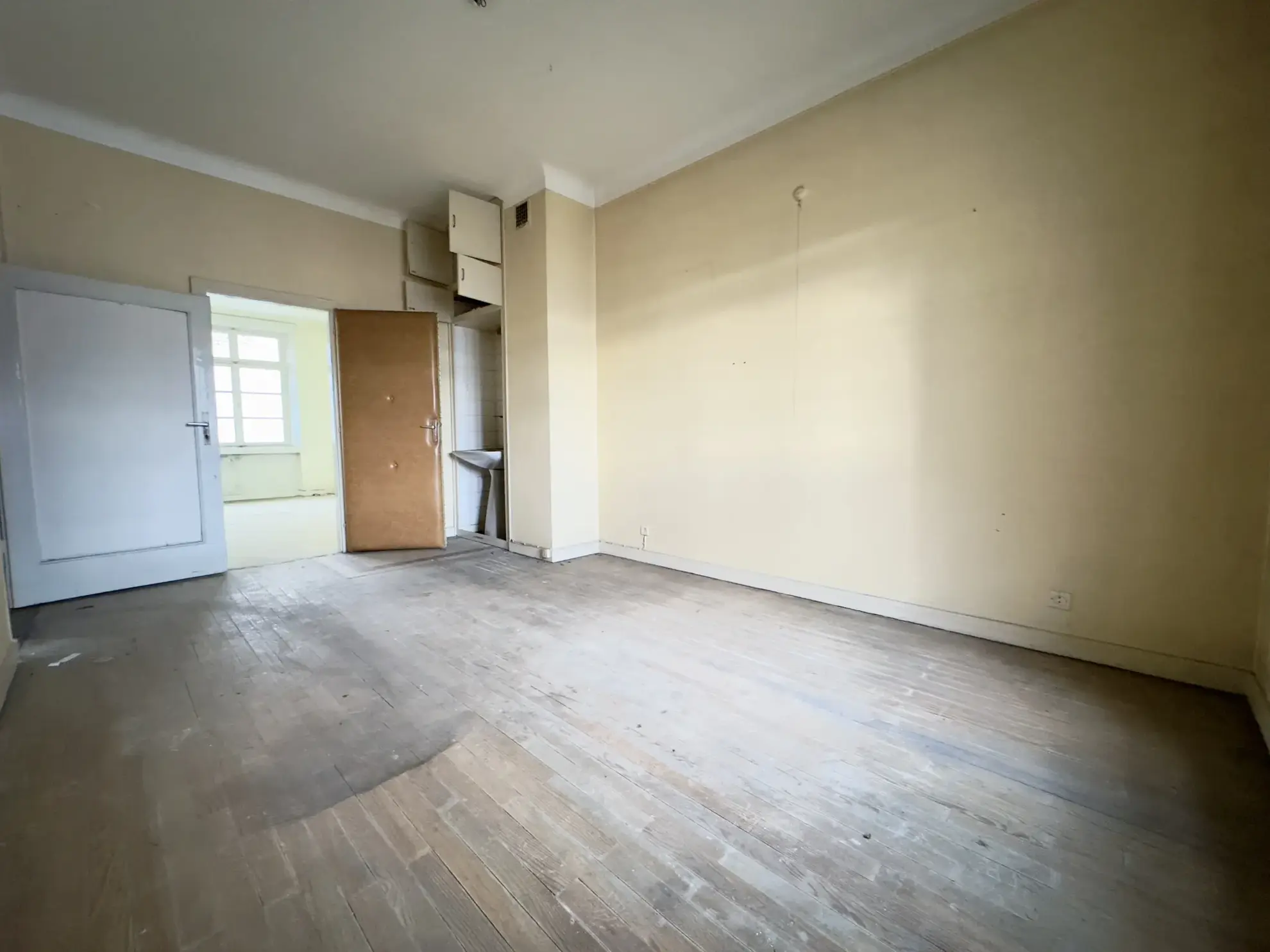 Grand appartement à vendre à Freyming-Merlebach avec terrasse et potentiel de rénovation 