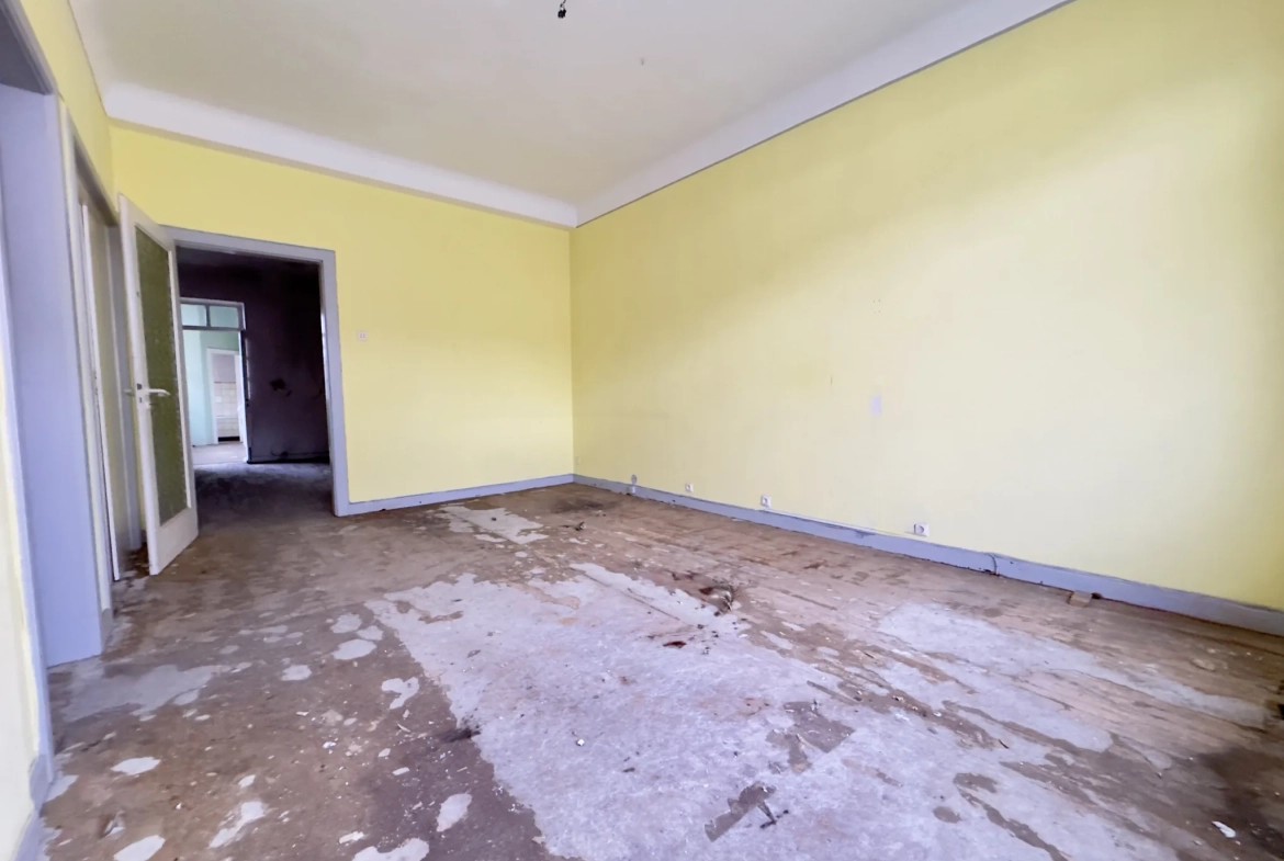 Grand appartement à vendre à Freyming-Merlebach avec terrasse et potentiel de rénovation 